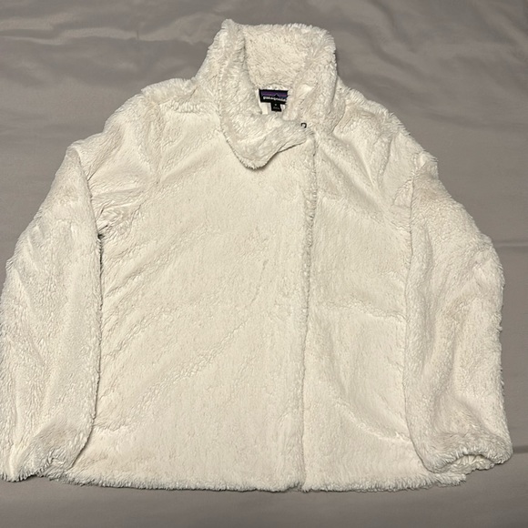 Patagonia white fluffy jacket - Picture 1 of 3